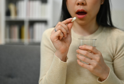 骨鬆藥「這樣吃」恐灼傷食道！藥師警告說重話  1姿勢服藥也有風險