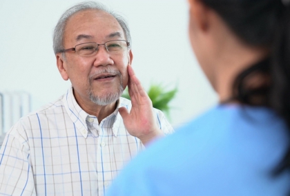 長輩叫好幾次才回應？醫示警「背後原因」  真的不是故意不理