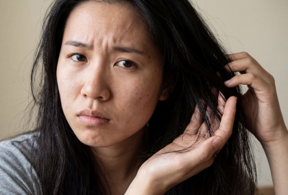 起床就梳頭竟是地雷！醫揭「4習慣」害頭髮愈掉愈多  一票人全中