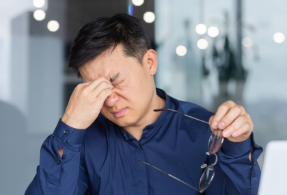 眼睛癢狂揉？醫點名警告「6種人」愈揉愈危險  散光、乾眼症都中招