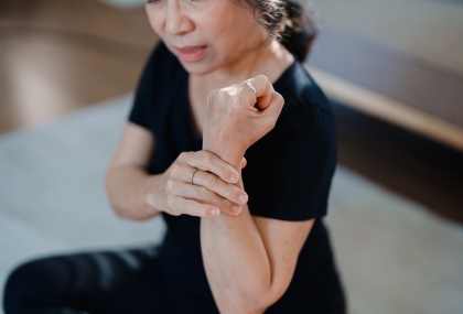 手腕莫名不舒服？醫示警：小心媽媽手  「4習慣」恐讓疼痛越來越嚴重