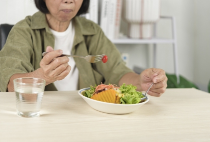 想活到70歲還健康、頭腦清楚？哈佛研究曝「7類食物」要常吃　水果、乳製品都上榜